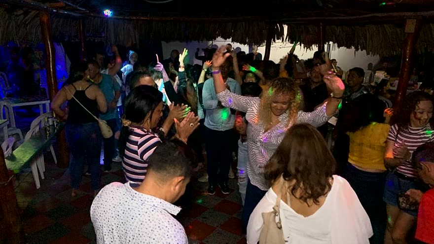 Multitud con las manos arriba en una noche de rumba en La Guaca de Ely