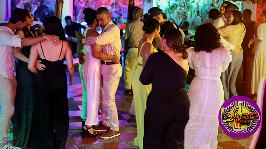 Parejas bailando en la pista de La Guaca de Ely, Barranquilla