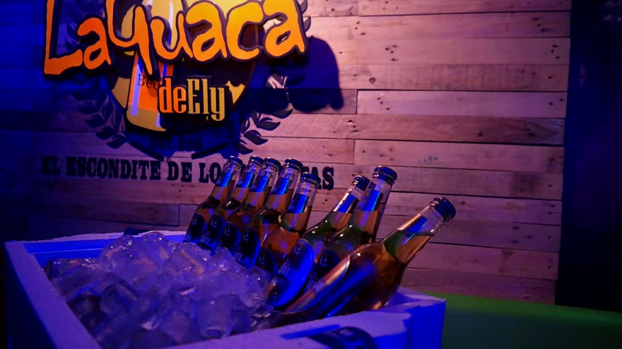 Cervezas en hielo bajo el aviso de La Guaca de Ely