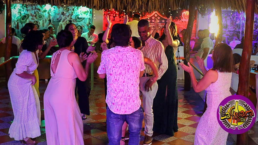 Gente bailando crossover en La Guaca de Ely